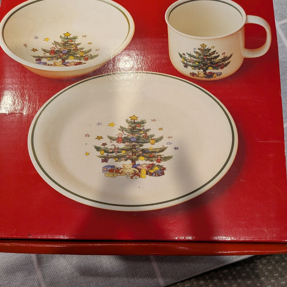 Mikasa Festive Christmas Tree Children's Dinnerware Set- Spode
